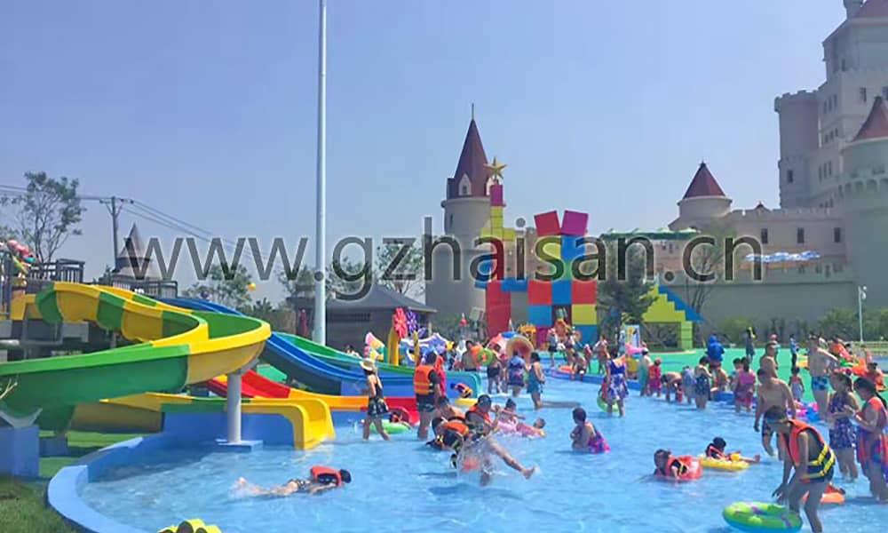 合家欢乐的儿童嬉水天地