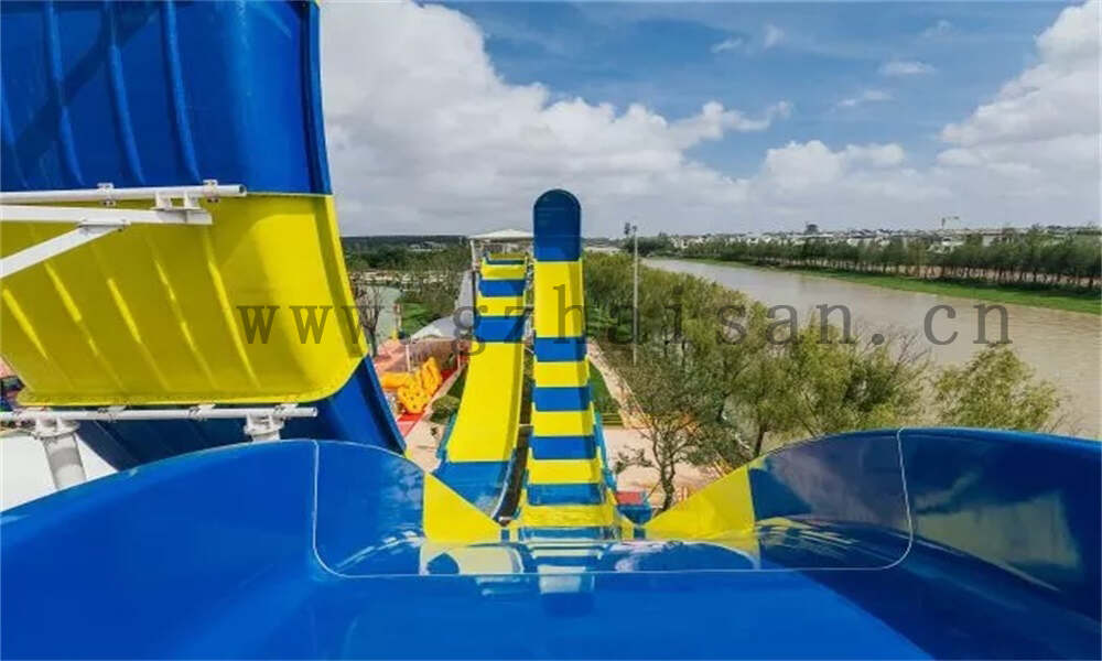 水上滑梯设施乐翻天，畅享清凉夏日时光