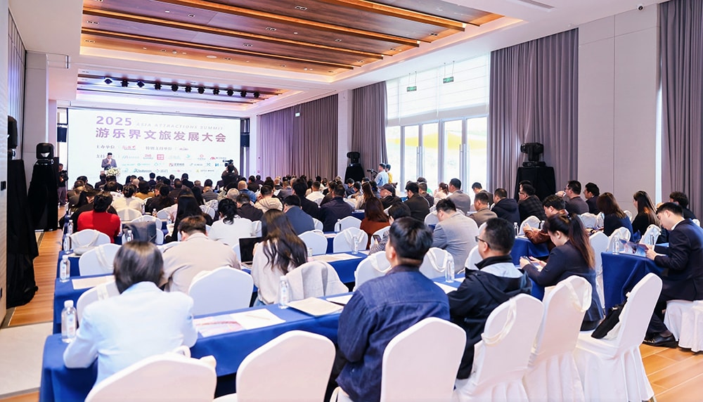 科技铸就非凡体验，专业成就行业标杆——jinnianhui今年会游乐荣膺2025金冠奖“杰出水滑道设备奖”